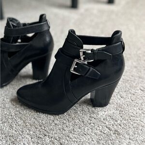Michael Kors black leather buckle booties / heels / boots size 7 - designer